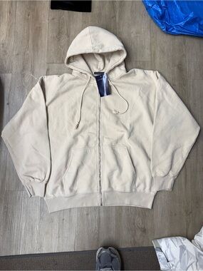 NWT Brandy Melville Cream Color
Zip Up Hoodie Sz L/XL